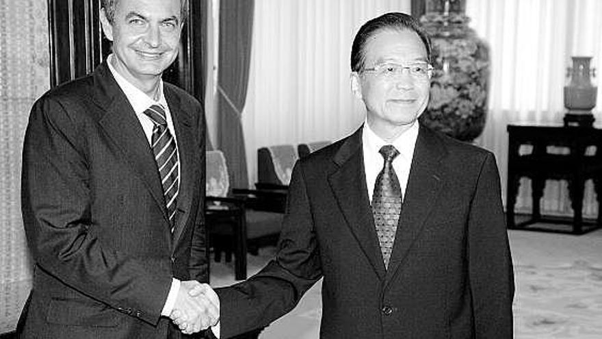 CHINA quiere importar más productos «made in spain». El presidente Zapatero se reunió ayer en Pekín con el primer ministro chino, Wen Jiabao (ambos en la foto), quien elogió las reformas emprendidas por España y apostó por incrementar las inversiones bilaterales y las importaciones desde este país para equilibrar la balanza comercial. Wen subrayó la necesidad de «ampliar las inversiones españolas en China en energías renovables» y Zapatero se comprometió a flexibilizar la concesión de visados a turistas chinos. Zapatero partió luego hacia Japón.