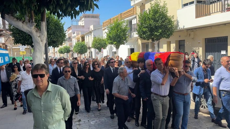 Multitudinaria despedida a Rafael Peralta por las calles de La Puebla del Río