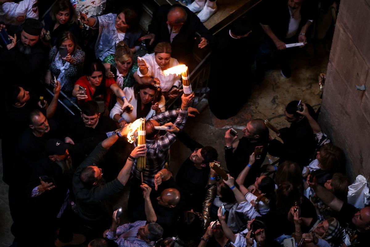 Cristianos ortodoxos celebran “Fuego Sagrado” en Jerusalén. eregrinos cristianos ortodoxos sostienen velas durante la ceremonia del Fuego Sagrado, un día antes de la Pascua ortodoxa, el sábado 15 de abril de 2023 en la Iglesia del Santo Sepulcro en la Ciudad Vieja de Jerusalén, donde muchos cristianos creen que Jesús fue crucificado y enterrado antes de resucitar.