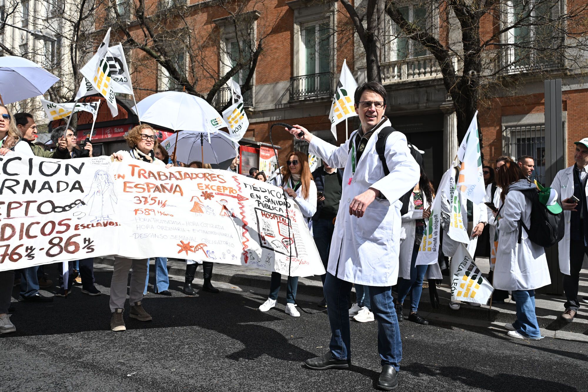 MADRID (ESPAÑA), 05/04/2025.- Vista de la manifestación convocada por la Confederación Española de Sindicatos Médicos (CESM), el colectivo de médicos ha partido al mediodía desde la Plaza de las Cortes de Madrid este sábado para reclamar mejoras en su jornada laboral, su modelo retributivo y el fin de las guardias. EFE/ Fernando Villar