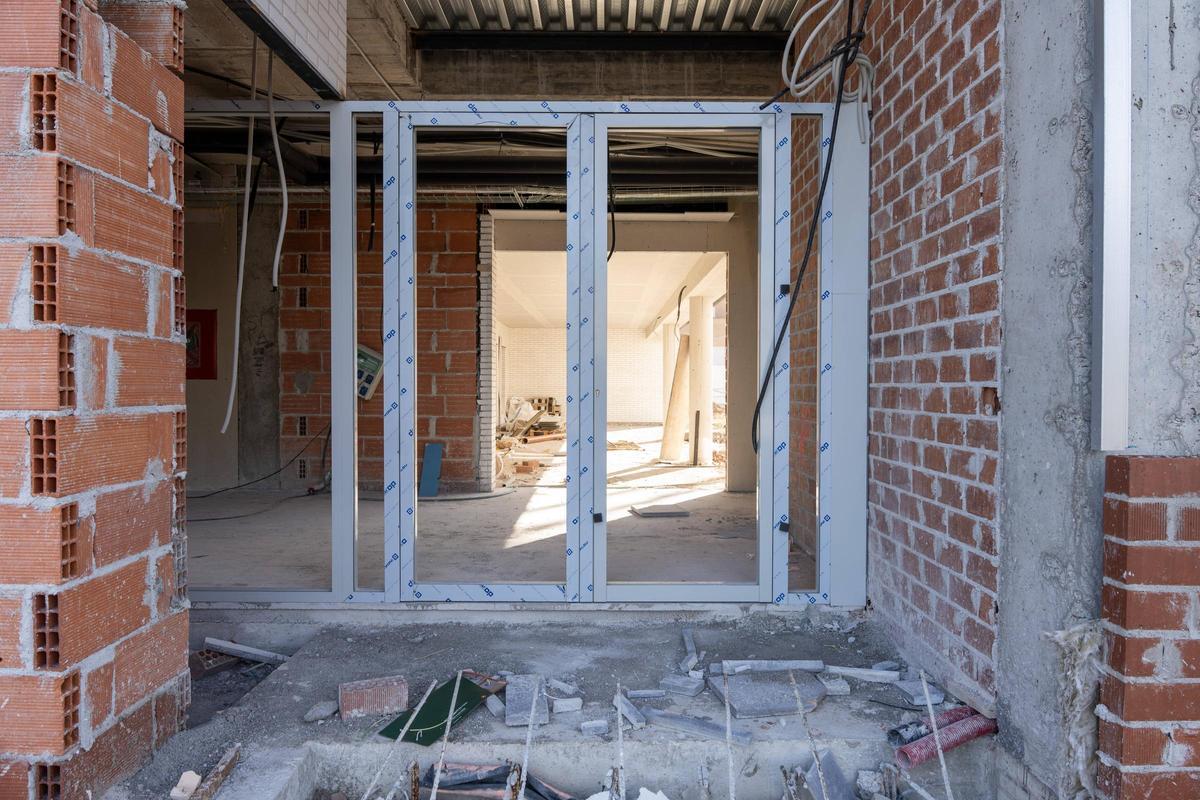 En algunas zonas de la nueva residencia de apoyo extenso para personas con autismo en Badajoz los trabajos de tabiquería interior han finalizado y están instalando los cerramientos.