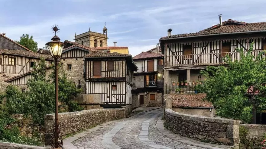 El primer Bien de Interés Cultural de España: un pueblo que mantiene sus calles como en la Edad Media que está repleto de balcones con flores