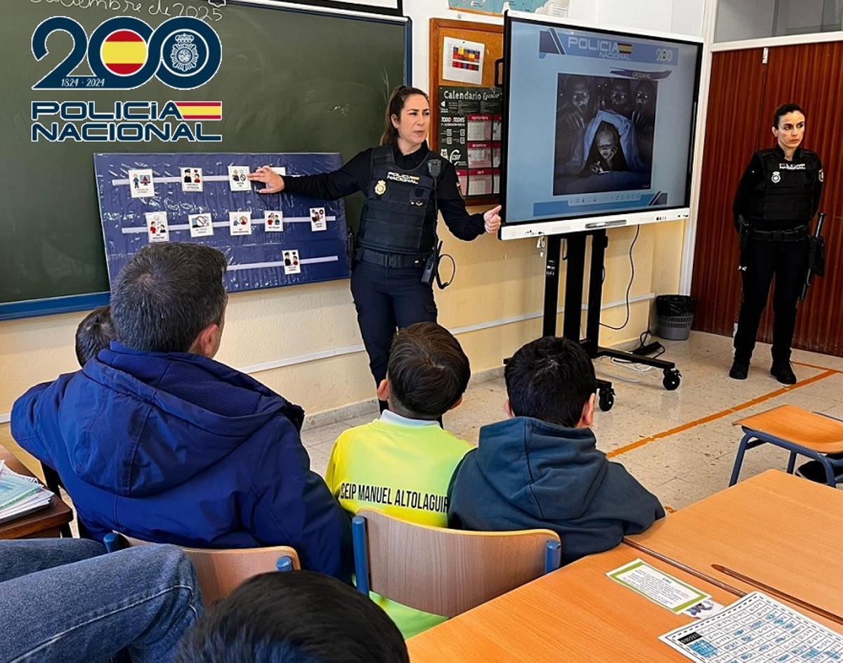 Un momento de la charla en el colegio Manuel Altolaguirre.