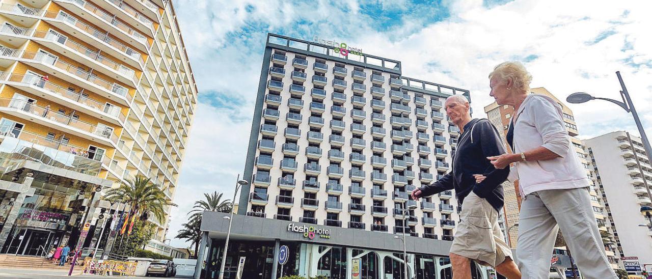 Dos personas paseando en Benidorm durante el inicio de la pandemia por el covid-19 en España.