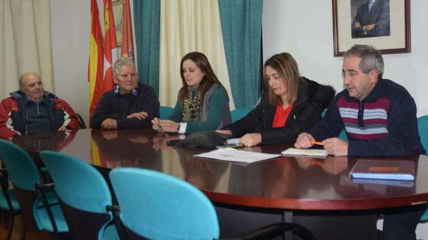 De izquierda a derecha, representantes de Pino, Nuez, San Mamed, Domez y Pino en la asamblea de Facata.