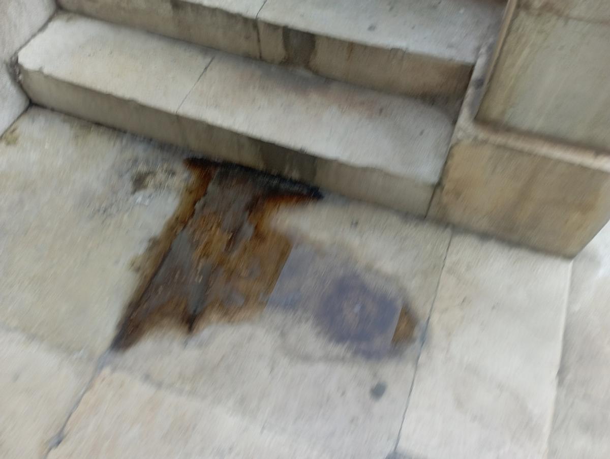 Detalle del charco de calle Corinto, en La Malagueta, esta semana.