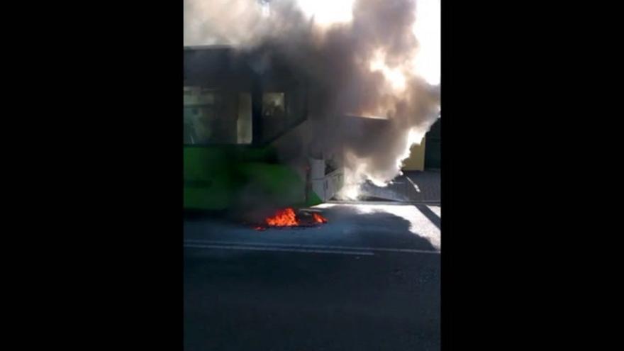 Desalojan un autobús de Aucorsa tras arder la parte trasera