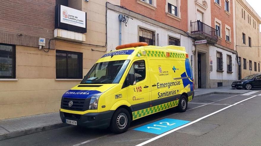 Una ambulancia del 112, estacionada en Urgencias de Benavente.