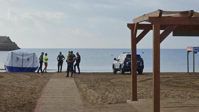 Efectivos policiales en la playa de La Reya, en Mazarrón, esta mañana.