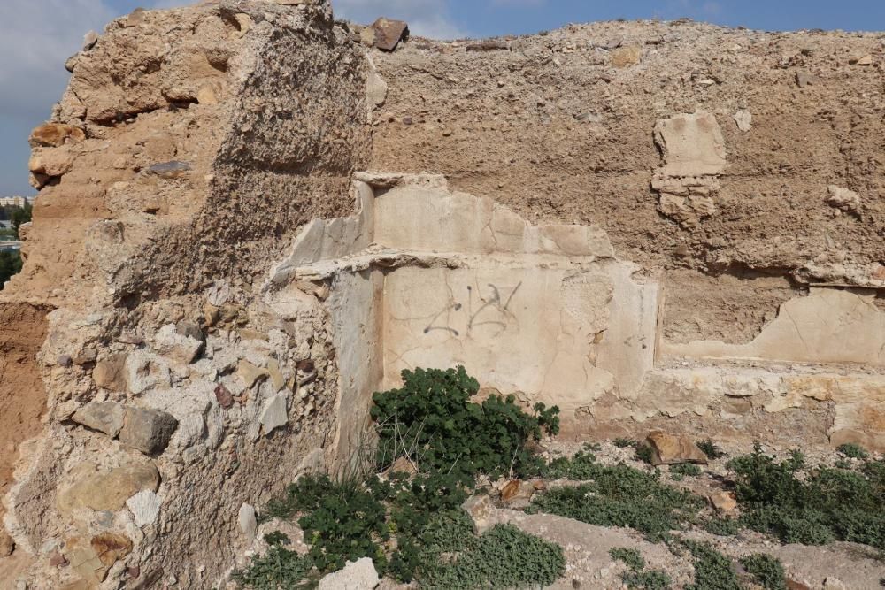 Los castillos de Larache y Cabezo de Torres "se hunden entre la inmundicia", denuncia Huermur