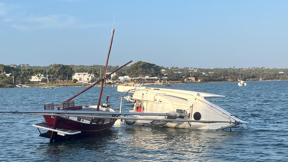 Embarcación volcada en Formentera.