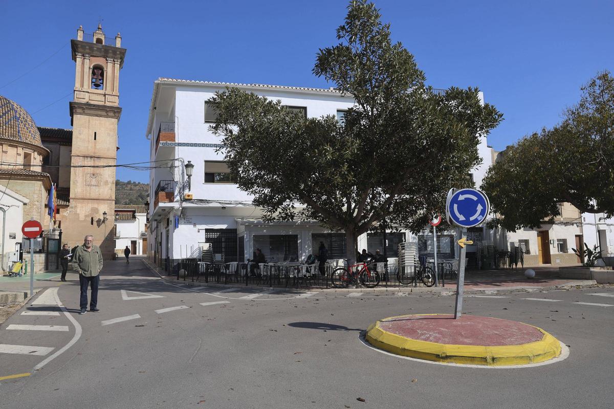 El alcalde Miguel Vidal mostrando la zona donde se va a actuar.