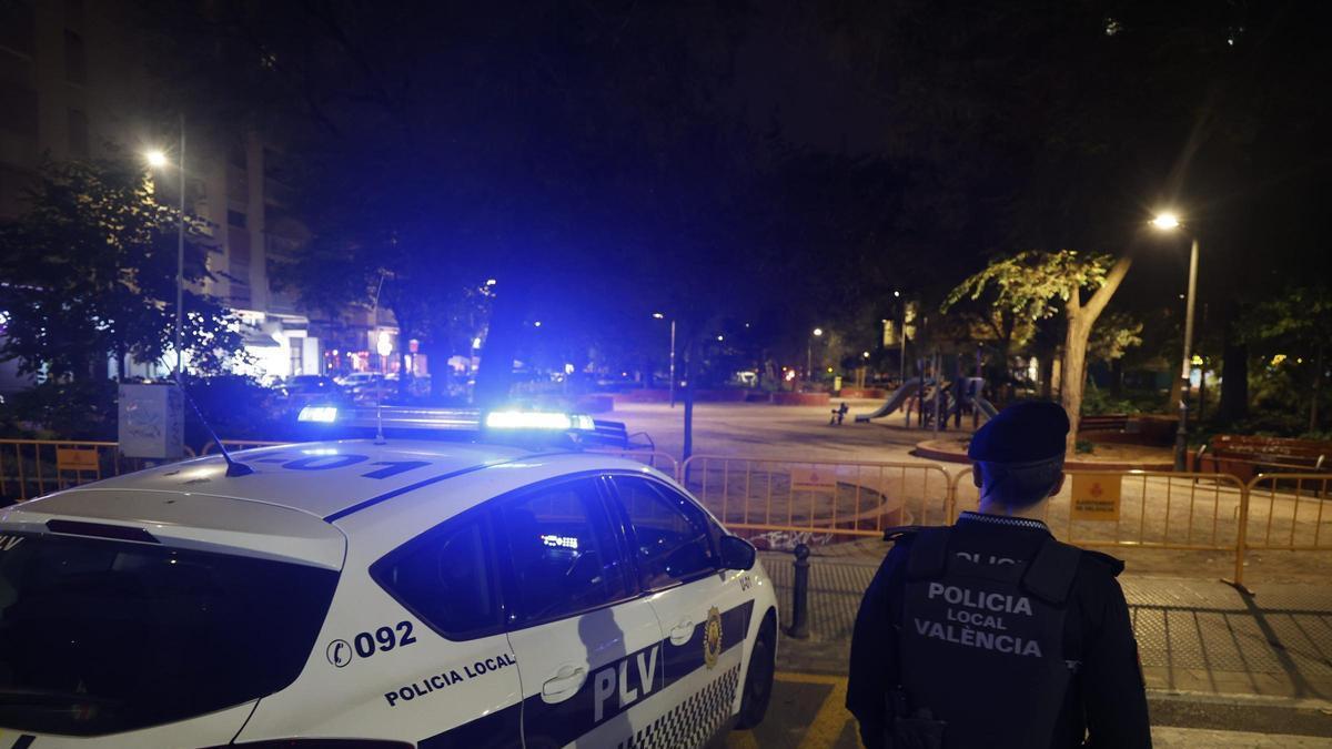 La Policía Local de València cierra la plaza de Honduras.