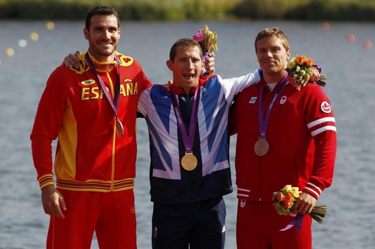 Saúl Craviotto, a l’esquerra, amb la seva medalla de plata al costat del guanyador de la prova de K-1 200 metres, el britànic Ed McKeever, al centre, i el tercer classificat, el canadenc Mark de Jonge.