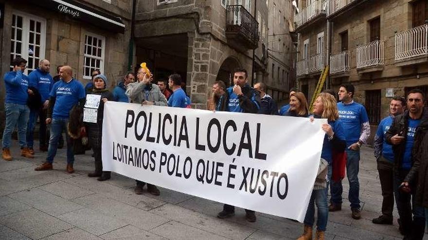 Concentración de ayer de agentes de la Policía Local. // R. V.