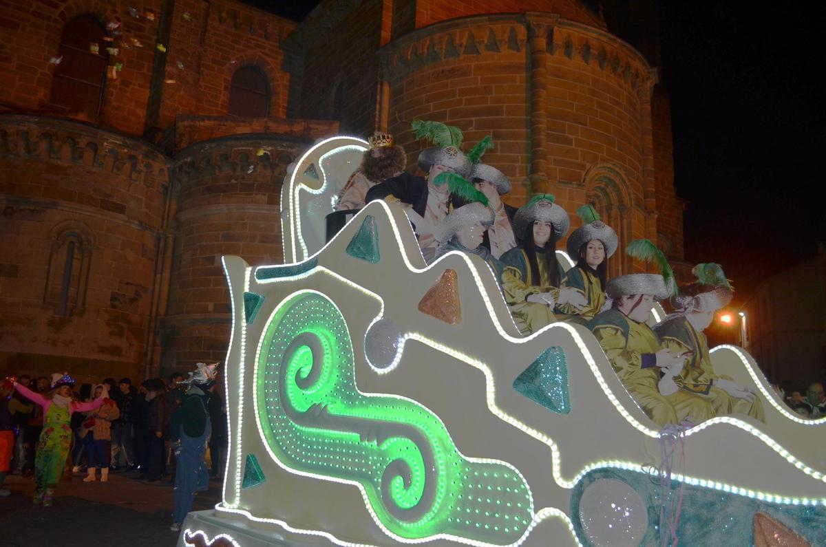 Gaspar tirando caramelos a su paso por Santa María.