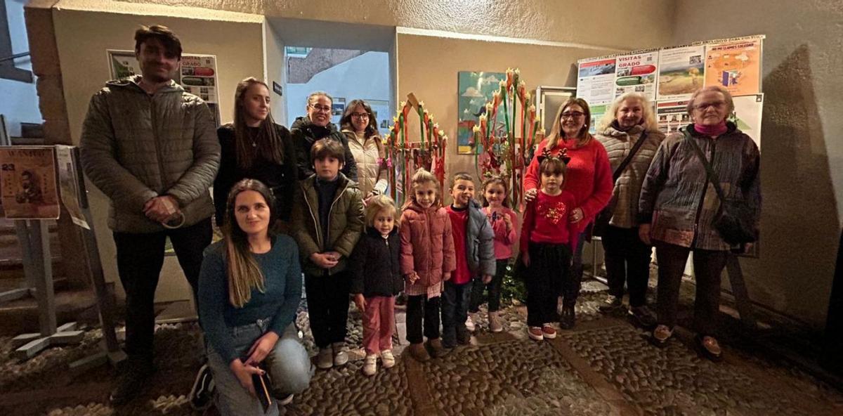 Los participantes en el taller, con los ramos.