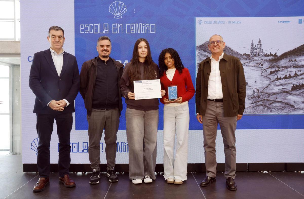 Dilainy Tejeda (2d), de cuarto da ESO no IES Rafael Dieste de A Coruña e o seu profesor David Jiménez, onte en Vigo, co conselleiro de Educación e Juan Carlos Da Silva, de Prensa Ibérica.