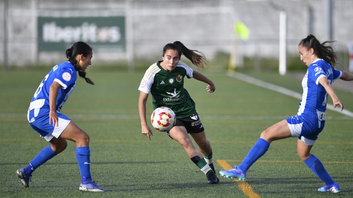 Carman Acedo, en el centro, ante el Deportivo Alavés.