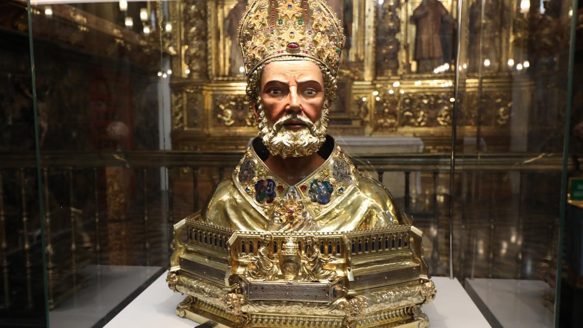 Relicario de San Valero en la Seo de Zaragoza encargado por el Papa Luna, a su imagen.
