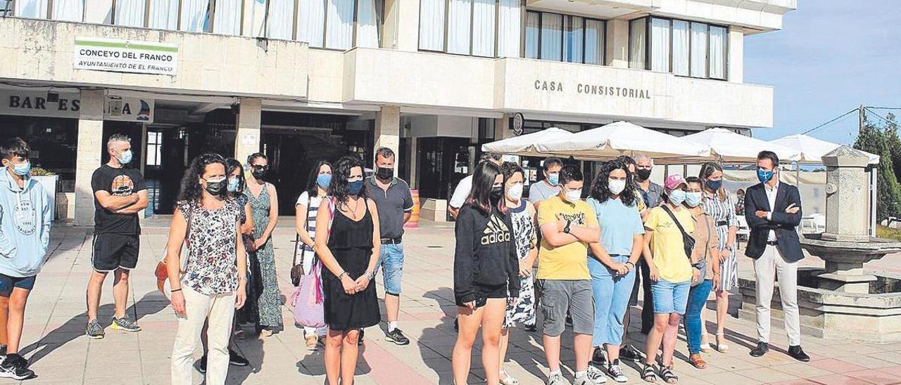 Las familias concentradas ayer frente al Ayuntamiento de El Franco, en La Caridad. | T. Cascudo