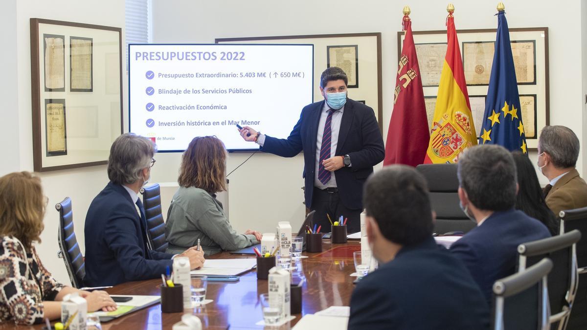 El presidente regional, Fernando  López Miras, presenta el Presupuesto al  Consejo de Gobierno.