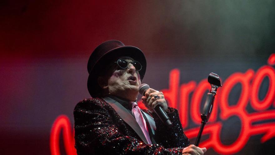 Qué fue de Javier Gurruchaga, el iconoclasta y provocador artista vasco que fundó la Orquesta Mondragón