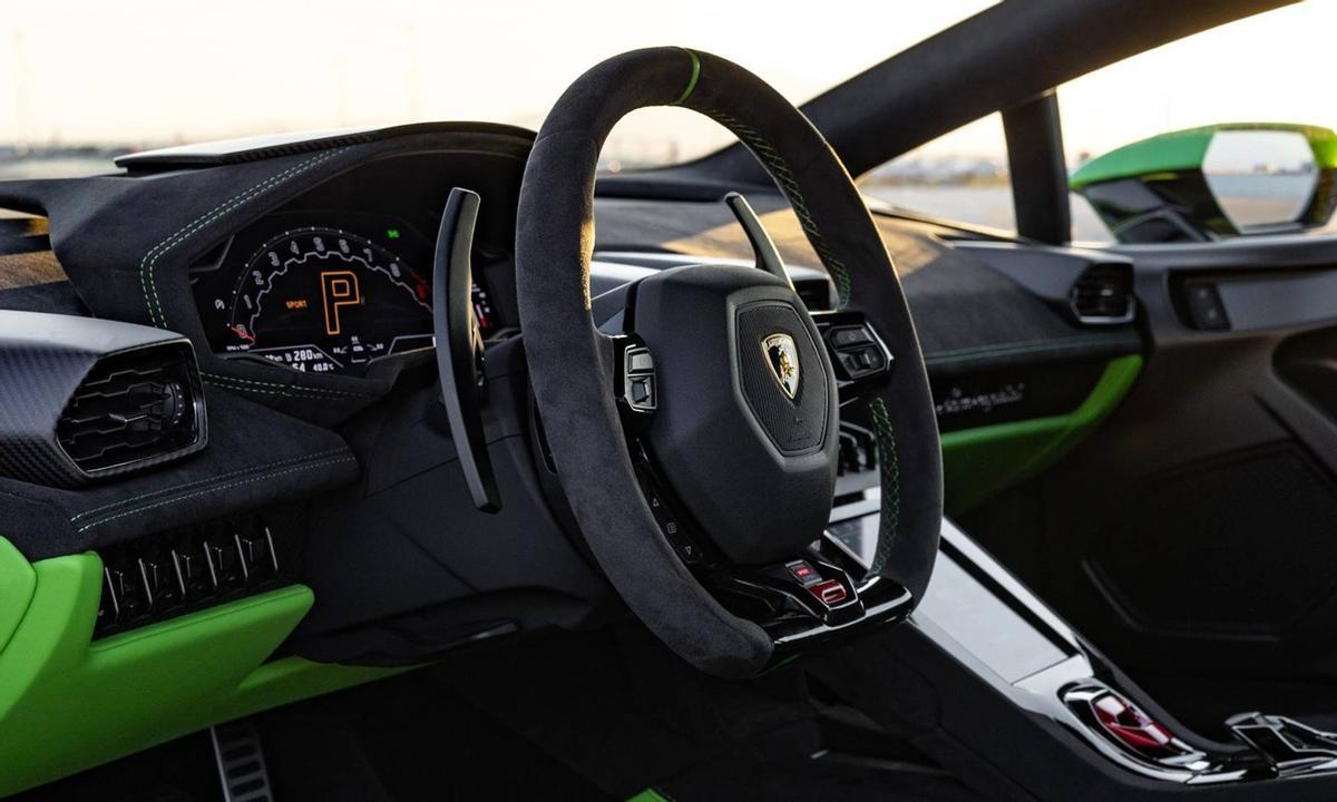 Volante de un Lamborghini Huracan.
