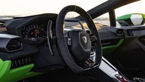 Volante de un Lamborghini Huracan.
