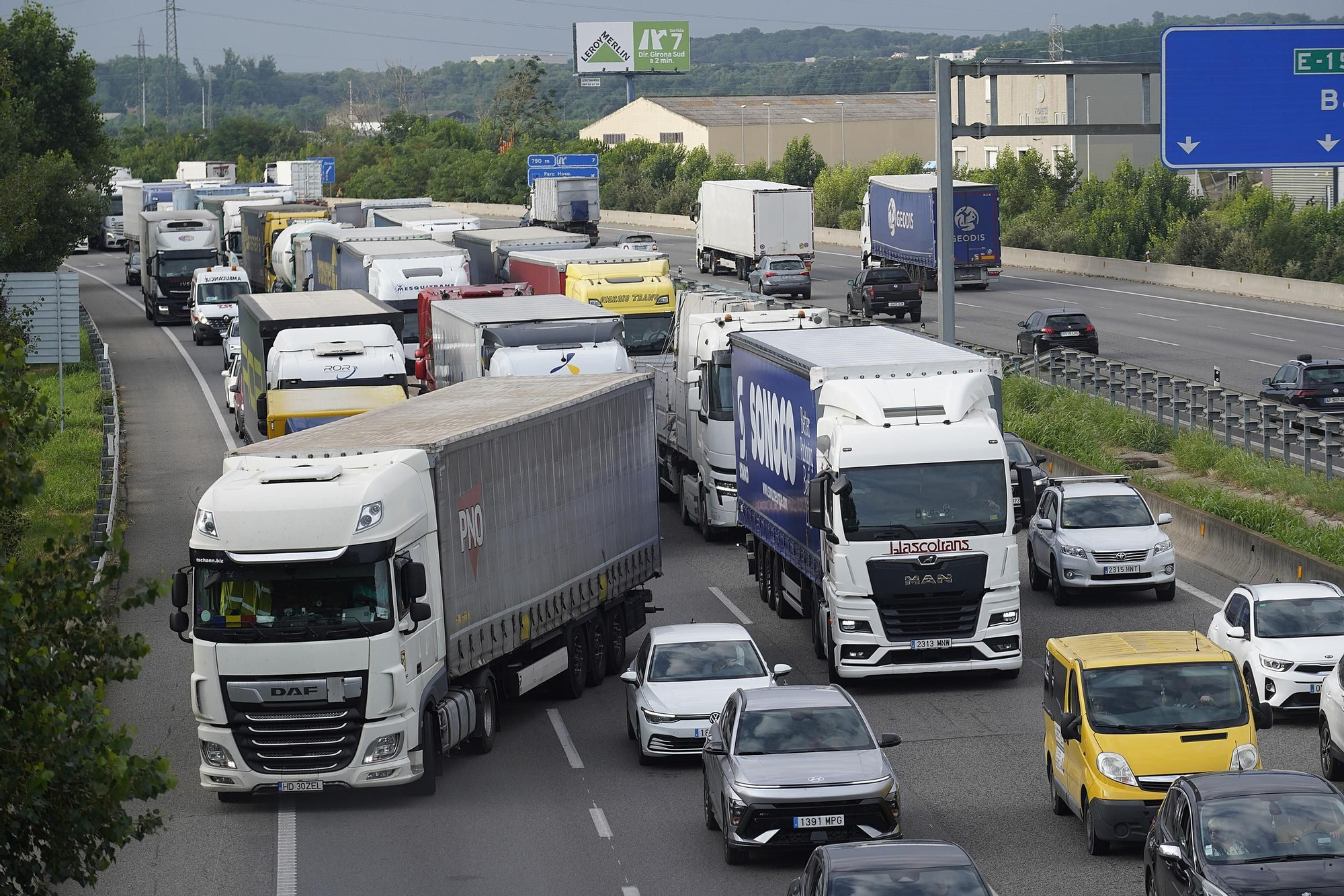 Les imatges de les cues quilomètriques a l’AP-7 per un accident múltiple a Salt