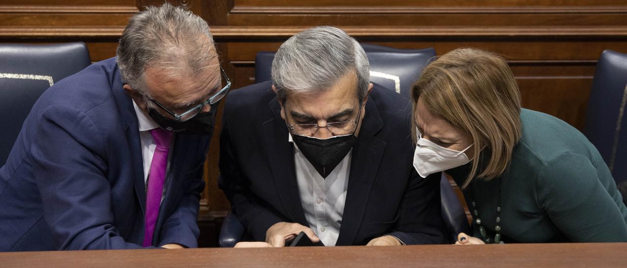 Ángel Víctor Torres, Román Rodríguez y Noemí Santana, en el Parlamento