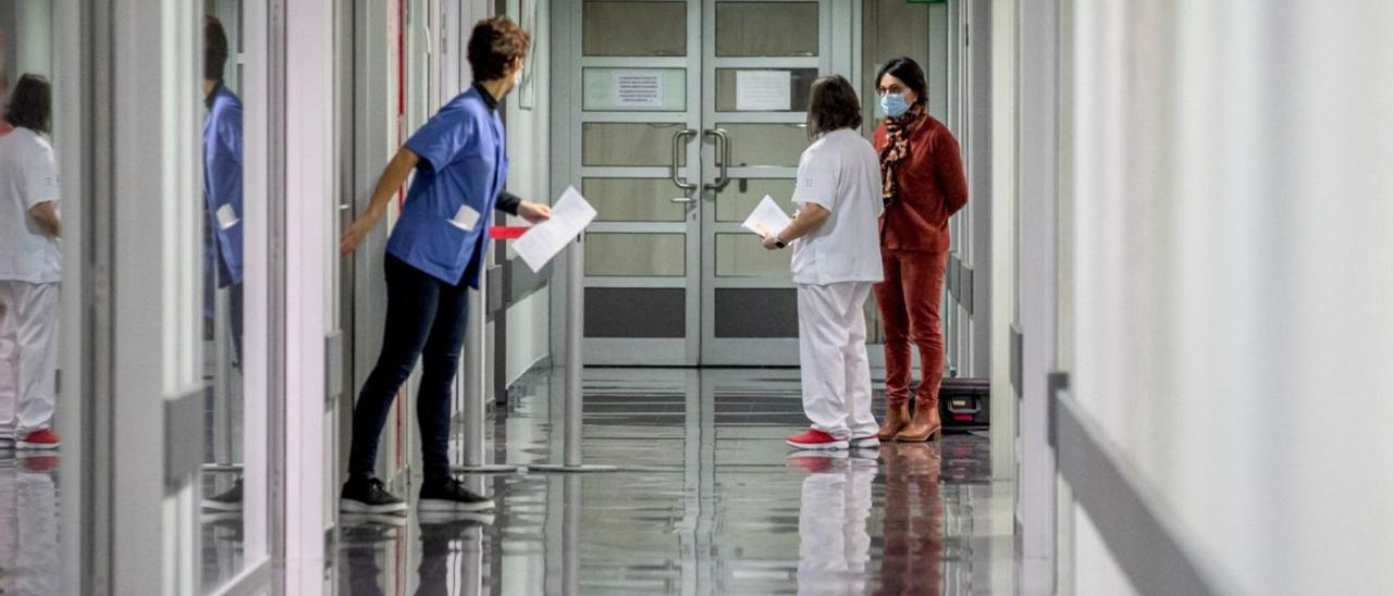 Una escena cotidiana en uno de los largos pasillos del hospital de Son Espases durante los dos años de crisis sanitaria.