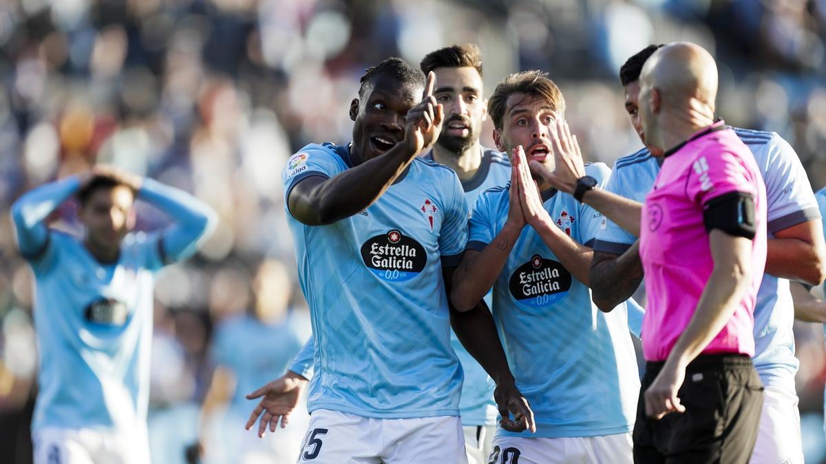 Jugadores del Celta protestan una de las polémicas decisiones tomadas por el árbitro en el partido contra el Real Madrid de la temporada pasada