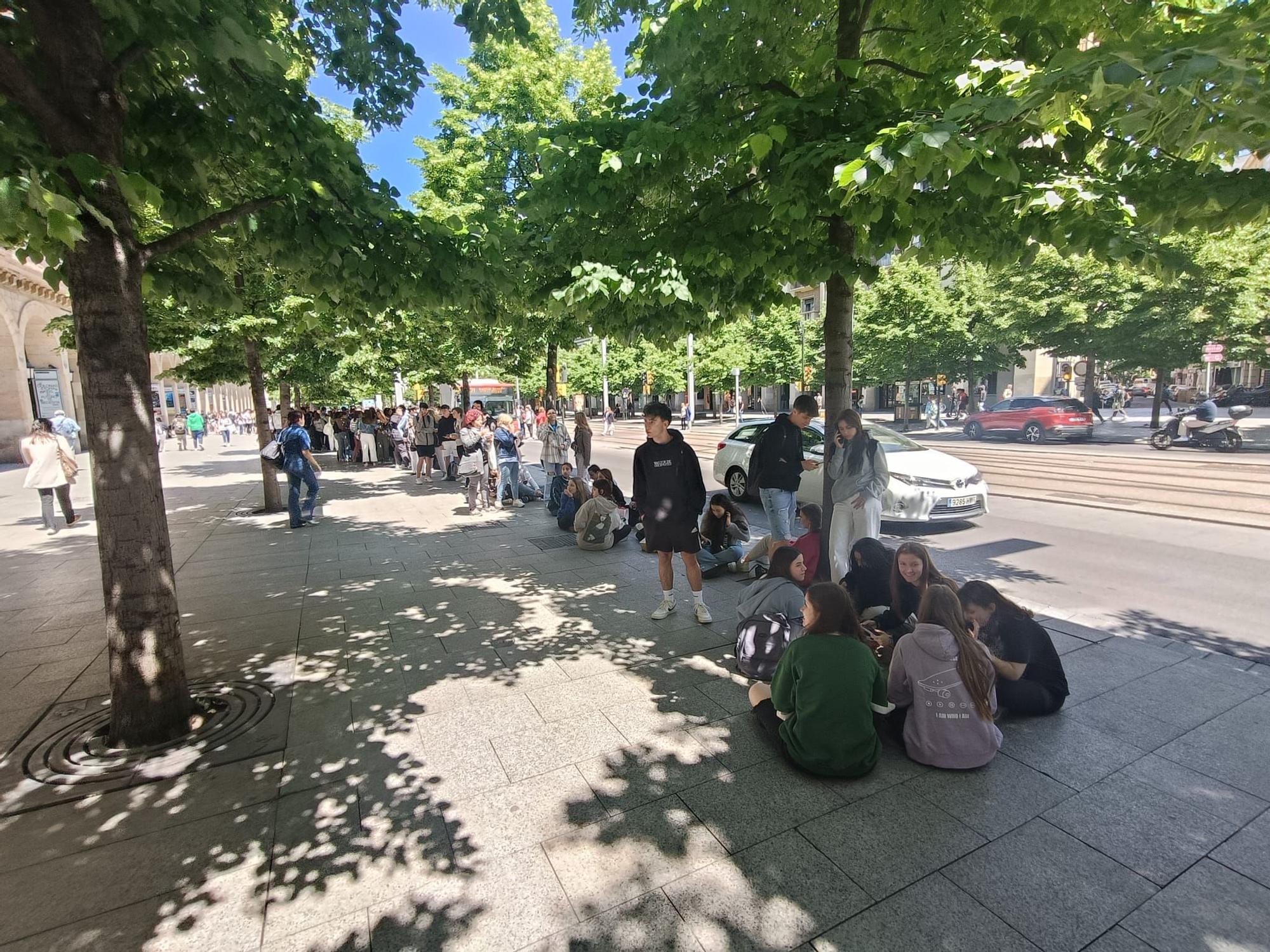 De calle Cádiz a plaza España: miles de jóvenes hacen fila para comprar las entradas de Espacio Zity en Zaragoza