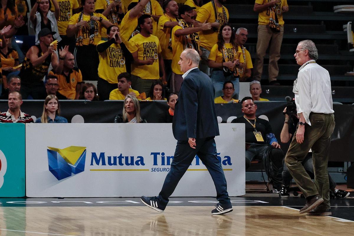 Txus Vidorreta abandona enfadado la pista tras ser descalificado.