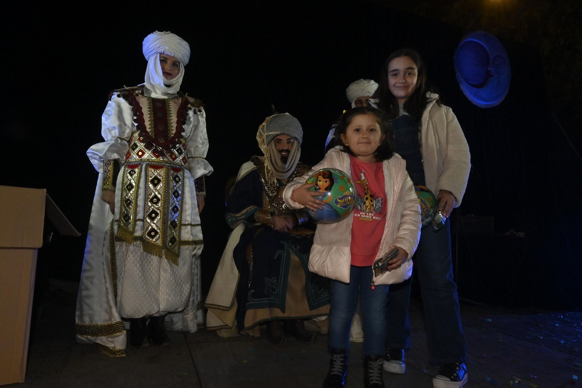 Los peques de Castelló entregan al Cartero Real las misivas con sus deseos. Encuentra tu foto.