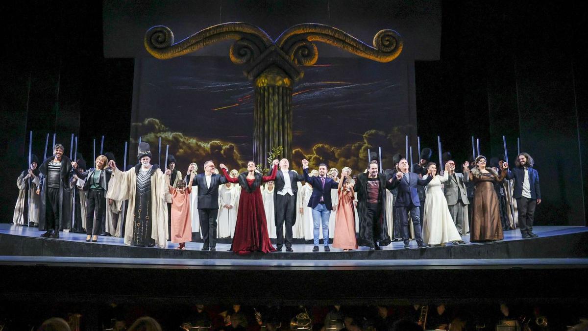 El plantel de «Norma», con el director musical, Renato Balsadonna, en el centro, saluda al público, ayer, al final de la primera representación de la ópera en el Campoamor. | |  IRMA COLLÍN