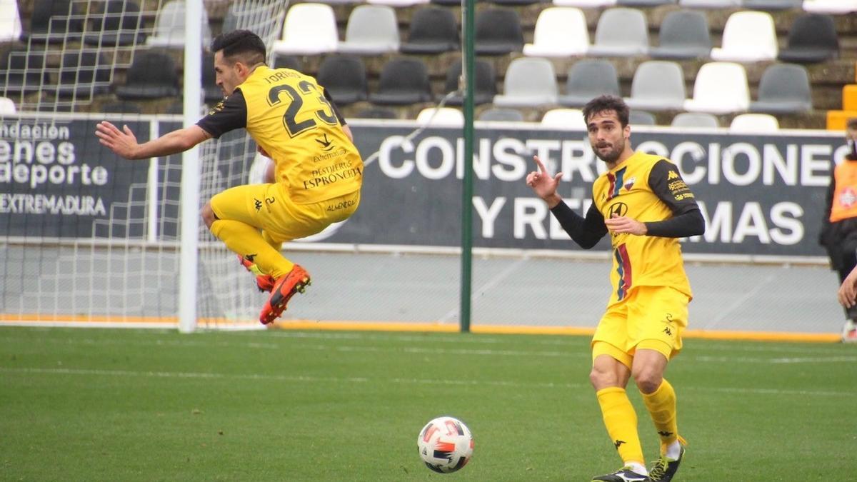 Fran Cruz intenta despejar el balón en uno de los partidos como visitante.