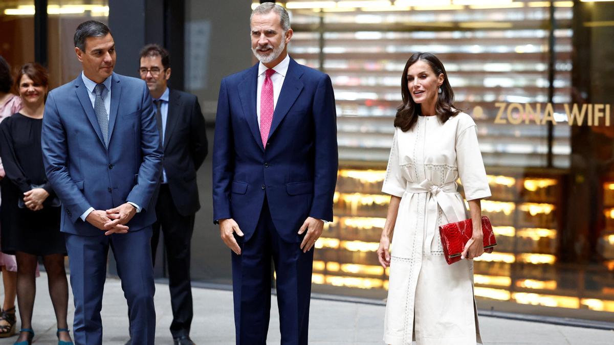 Los Reyes y Pedro Sánchez acuden a la conmemoración del 50 aniversario de la muerte de Pablo Picasso.