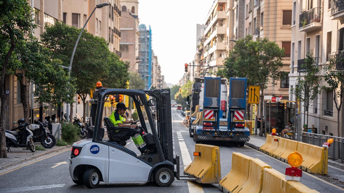 Corte en la calle Muntaner por las obras de la L8 de FGC, este verano.