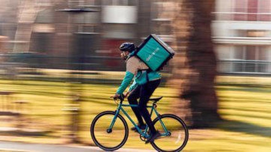 Un repartidor de Deliveroo, en una imagen promocional