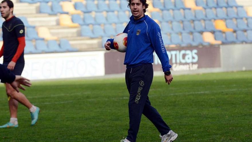 Manu Fernández, acompañado al fondo por el futbolista Fran Fandiño. // Rafa Vázquez