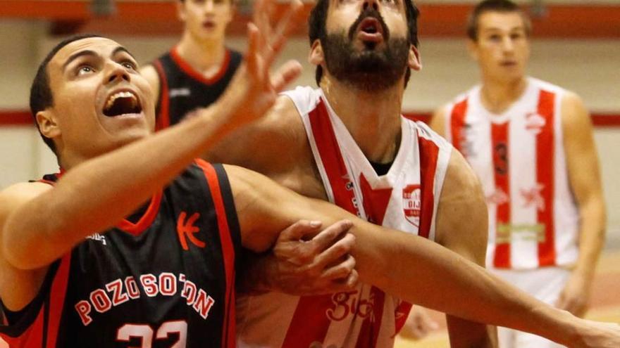 El brasileño Dida Pereira pugna por un rebote con Dani González, del Gijón Basket.