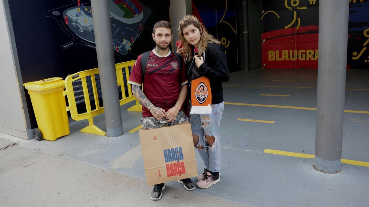 Dos aficionados del Shakhtar acaban de enterarse de que no se juega en el Camp Nou