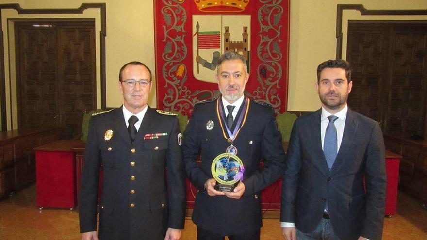 Arturo Santos recibe el trofeo de manos de Tomás Antón y Antidio Fagúndez.