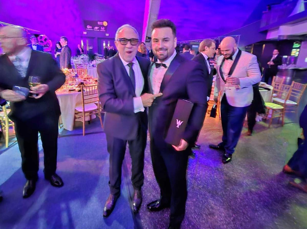El productor musical Emilio Estefan, con el bodeguero alicantino Pepe Marín.