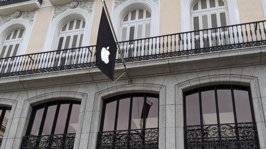 Logotipo de Apple en el exterior de la tienda Apple Puerta del Sol.