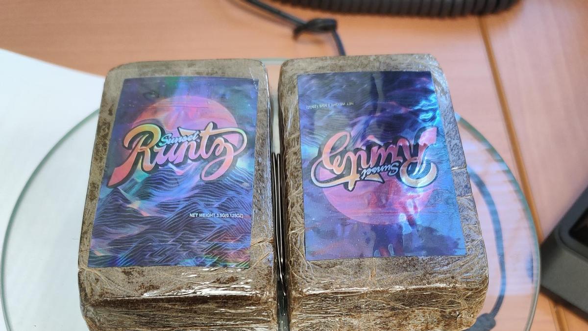 Bloques de hachís intervenidos por la Guardia Civil.