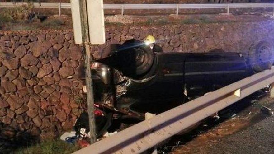 Herido un hombre de 37 años tras volcar con su coche en la LZ 2