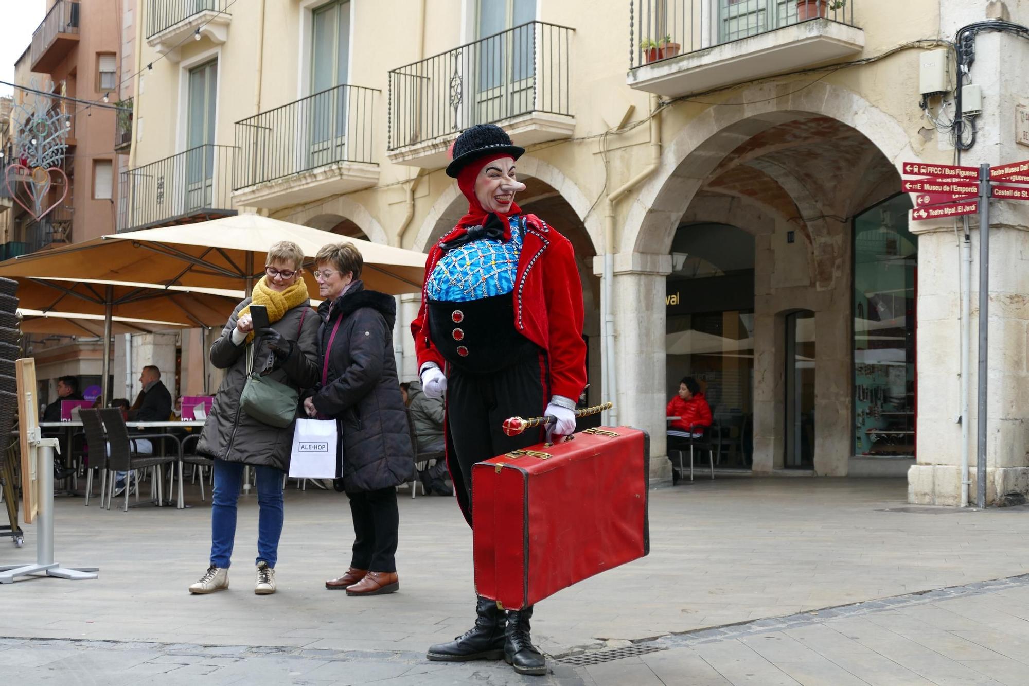 La Dona dels Nassos passeja pel centre de Figueres